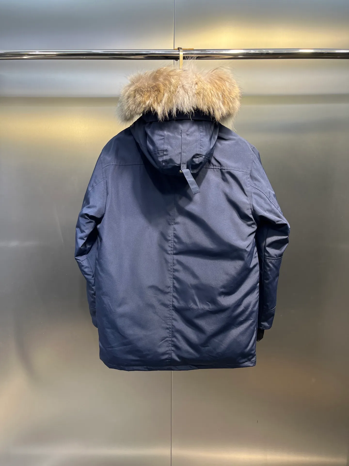 P860 Canada Goose model 06, the same model as the famous star, men's and women's models, with cold-proof flannel on the collar, close to the head and neck, comfortable and warm! The fabric is made of high-density nano-level waterproof fabric, which is windproof and wear-resistant and has a certain thickness! Seamless threaded cuffs! Avoid hard knots! It doesn’t matter how low the temperature is this winter, one piece is enough. I’ll give you the wind and temperature! Contains pure duck down, sufficient quantity, unique fashion design + waterproof craft fabric + big brand YKK double zipper pullers, real photos, upright style quality, regardless of the external standard and the internal content, you can feel free to compare it with the softer, easier to wrinkle and lighter version on the market!  size：s-xxl